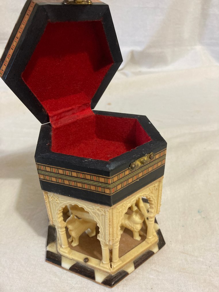 V.Molero Artesanía Granada - Κουτί κοσμημάτων - Παλάτι της Αλχαμπρά, πηγή στην αυλή των λιονταριών της Γρανάδας - Σημαδεμένο ξύλο - ξύλινο κουτί για κοσμήματα #2.1