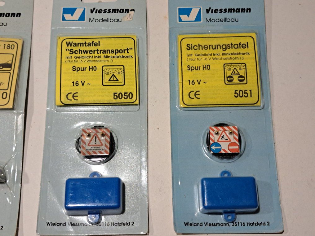 Viessmann H0 - 3005/9/34/42/3200/10/5050/51 - Iluminare machetă tren (9) - Colecție de 9 piese de mașini și semne de avertizare rutieră cu lumină de avertizare și/sau #4.3