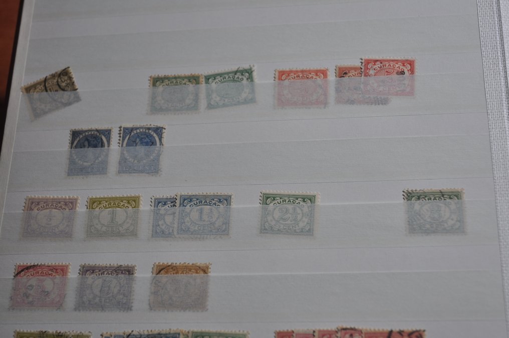 Territoires d'outre-mer néerlandais - Collection de classiques dans divers albums de stock et un album DAVO. #4.3