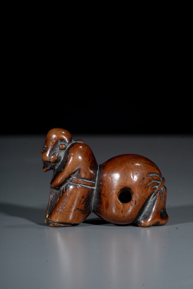 Ein Buchs-Netsuke von Hotei mit einem Stab - Buchsbaum - Japan - Edo-Zeit (19. Jahrhundert) #1.0