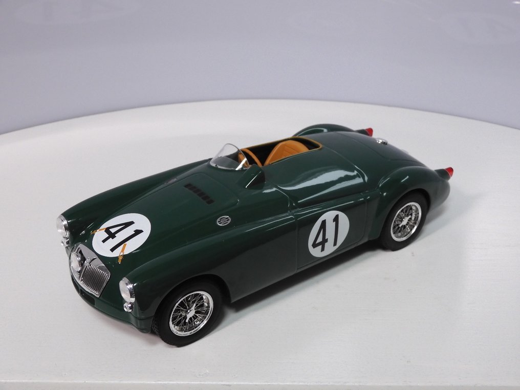 Triple 9 Collection 1:18 - Modellauto  (2) - MGA #2.1