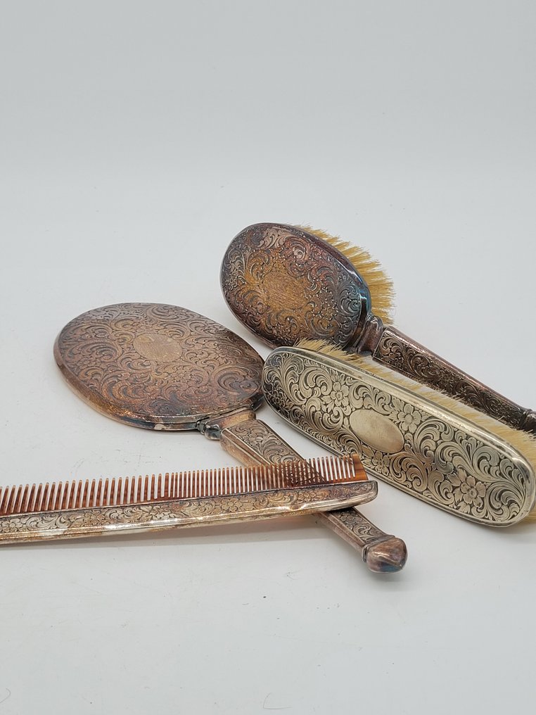 Antikes Waschtischset – Handspiegel, zwei Bürsten und Kamm – Metall, silberfarben - Handspegel (4) - Mässing #1.0