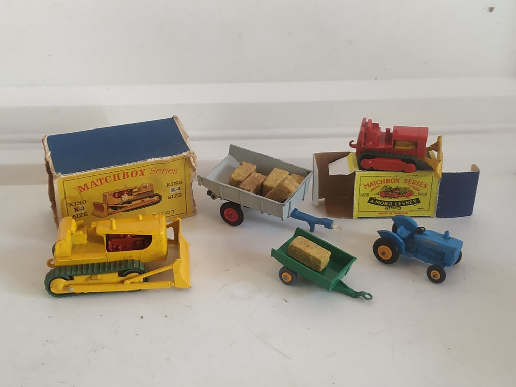 A Moko Lesney Product "Matchbox" Major Pack & King Size Serie 1:64 - Model car (15) - Moko Major Pack Original First Issue "MASSEY-FERGUSON 180 Special" Combine Harvester no.M5 - 1958 & First Original King Size Series 'D9 CATERPILLAR' Bulldozer No. K3 & 'WHITLOCK' Farm Trailer #1.0