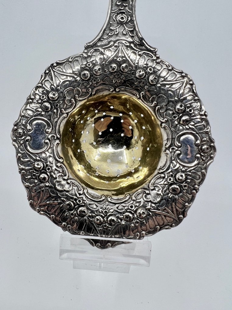 Teesieb - Reich verziert mit hochreliefartigen Blumenmotiven – Sammlerstück – Groß - .800 Silber - Teesieb aus Feinsilber #4.3