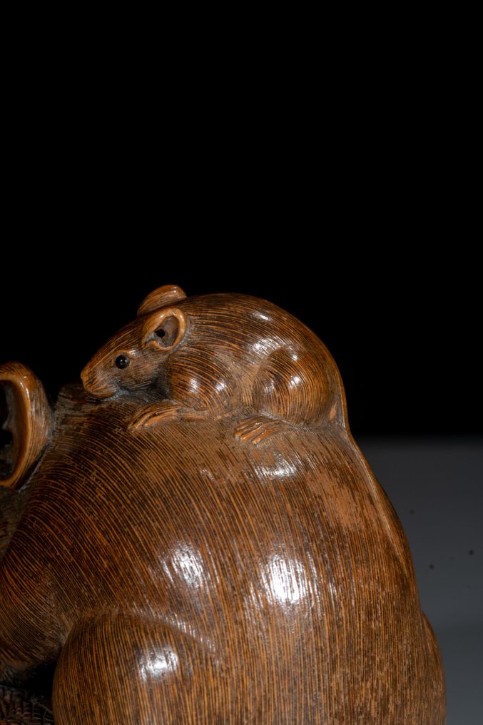 Boxwood - Signed Ikko 一光 - A boxwood netsuke / okimono depicting a mouse with its young. - Meiji period (late 19th century) #4.3