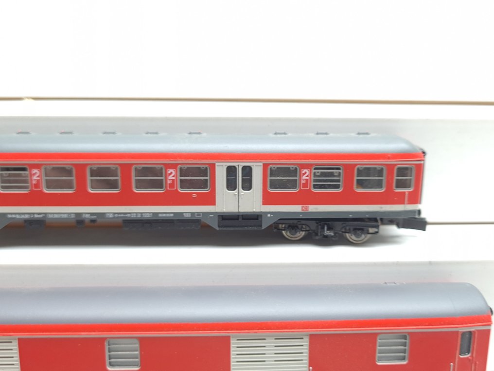 Fleischmann N - 8146K/8148K/8150K - Ensemble de wagons de passagers pour trains miniatures (3) - Train de proximité en trois pièces, rouge de circulation, avec poste de conduite. - DB #4.3