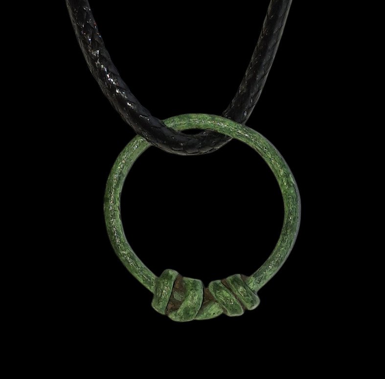 Εποχή των Βίκινγκς Χάλκινο δαχτυλίδι με κρεμαστό από την Εποχή των Βίκινγκ. Άριστη κατάσταση.  (χωρίς τιμή ασφαλείας) #2.1