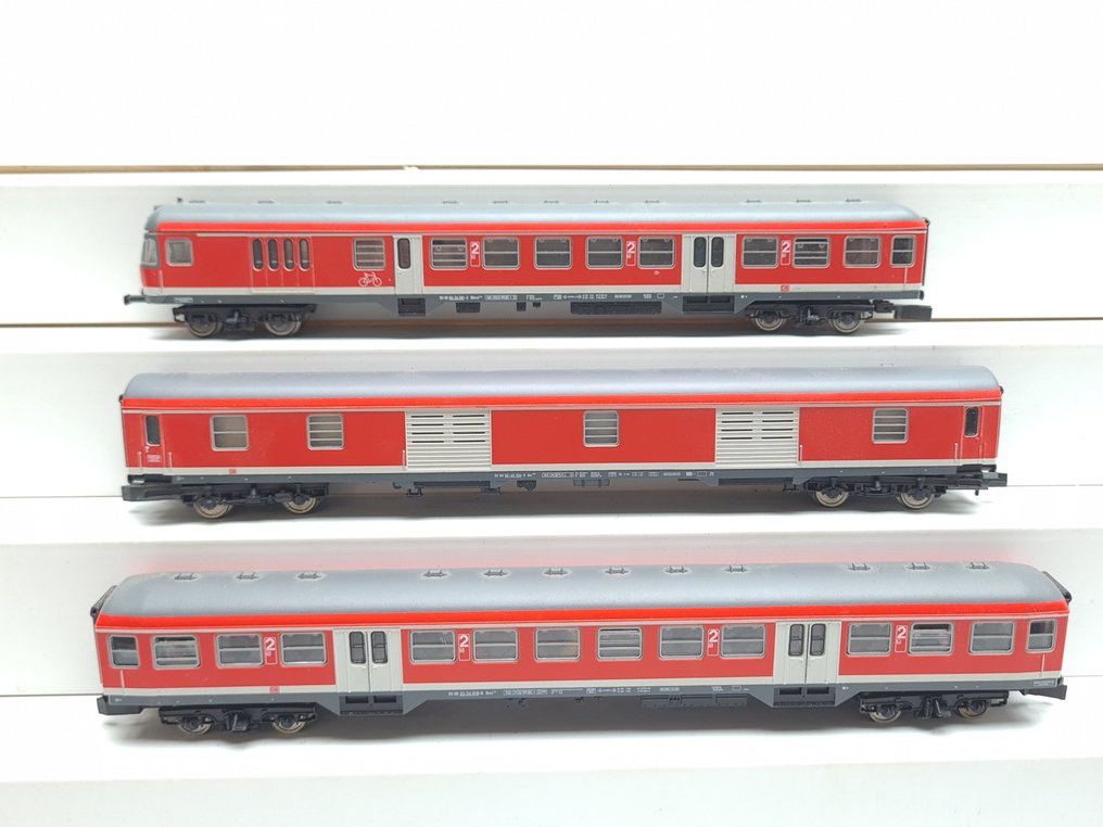 Fleischmann N - 8146K/8148K/8150K - Ensemble de wagons de passagers pour trains miniatures (3) - Train de proximité en trois pièces, rouge de circulation, avec poste de conduite. - DB #1.0
