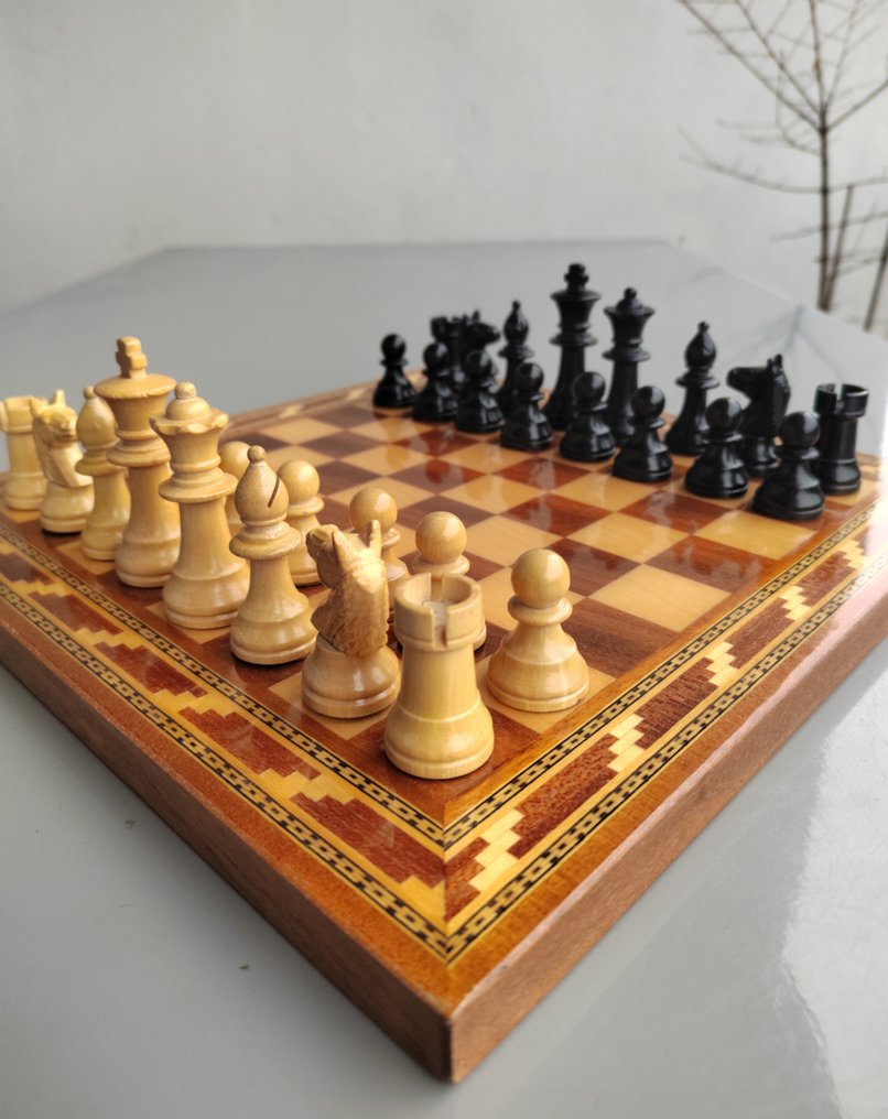Set di scacchi - in legno con scacchiera intarsiata – Italia, anni ’60–’70 #1.0