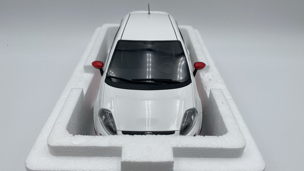 Otto Mobile 1:18 - Model car - Fiat Punto Evo Abarth Essesse 2010 - (cod.B12) #1.0
