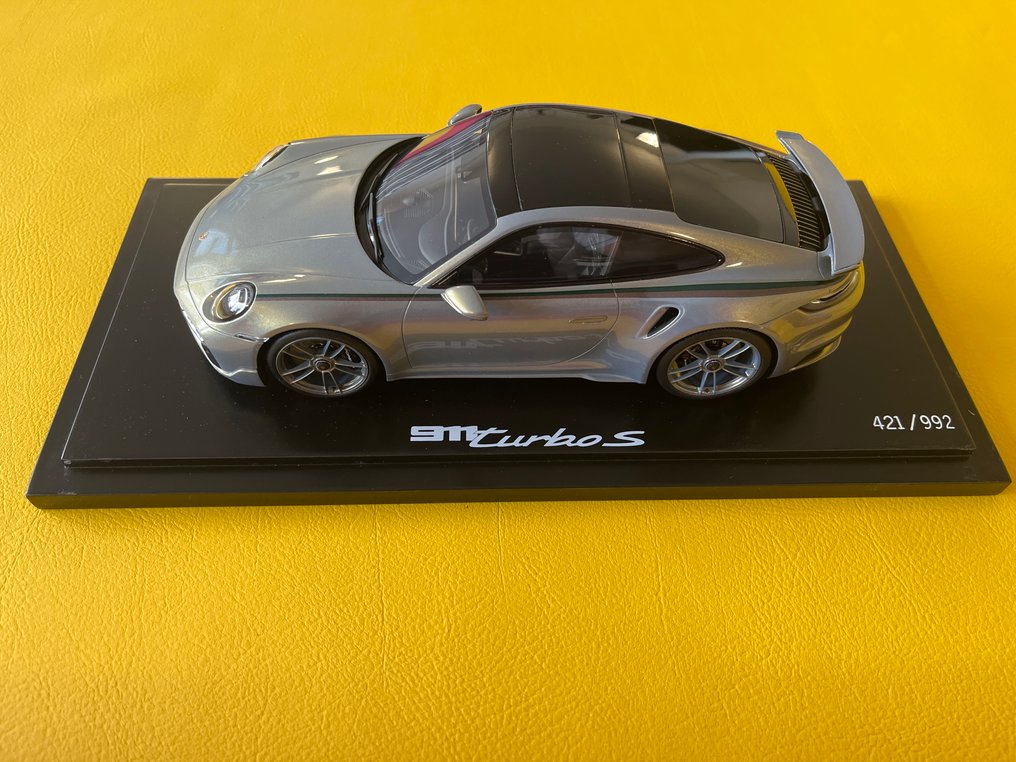 Spark 1:18 - 模型運動車 - Porsche 911 Turbo S (992) - 两侧有深绿色的条纹 #2.1