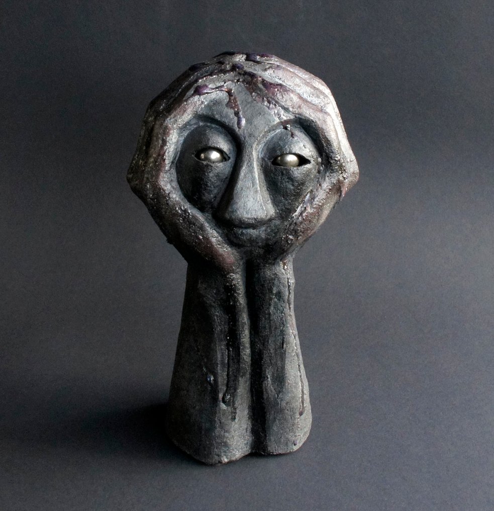 Adela Marchewka - Γλυπτό, Czarna maska w dłoniach - 24 cm - Πήλινο #2.1