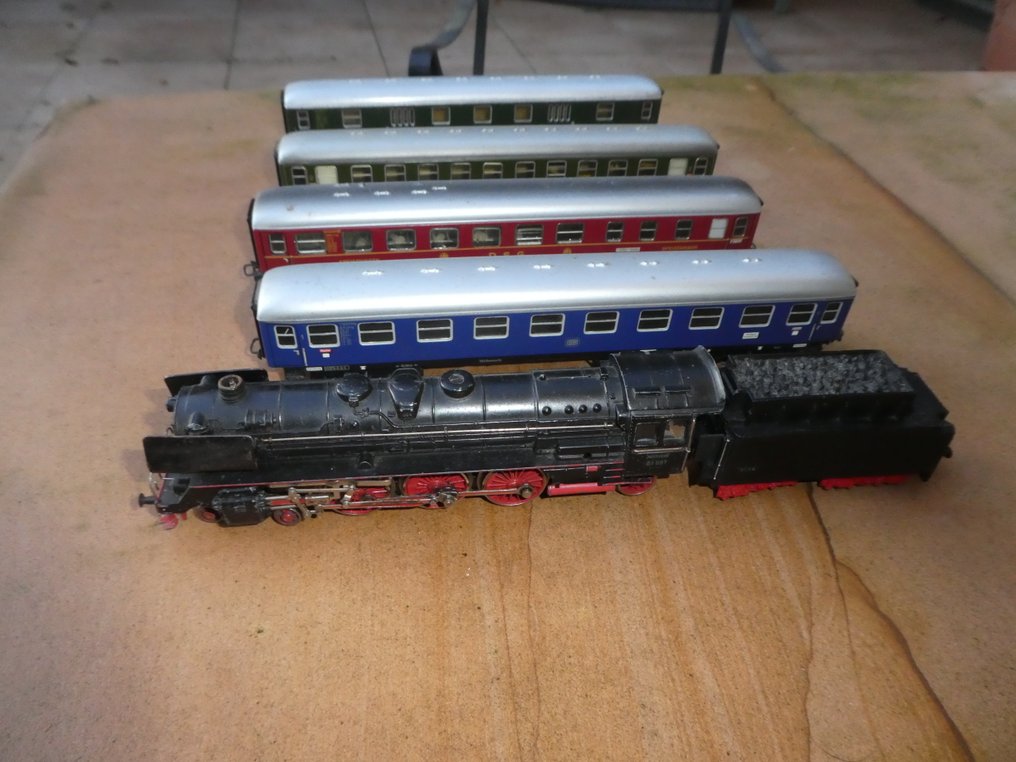 Märklin H0 - 3048/4024/4026/4027/4052 - Train set (5) - D-train, express train steam locomotive BR 01 with 4 D-train cars, with smoke generator - DB #1.0