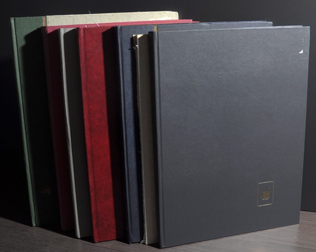 Verden  - Udvælgelsesparti med forskellige lande i en bunke lagerbøger. #1.0