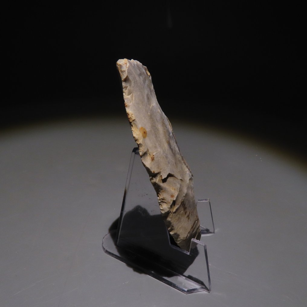 Neolithic Flint Tool. Spiennes, 4500-3500 BC. 8.8 cm height. Spanish Import License.  (No reserve price) #2.1