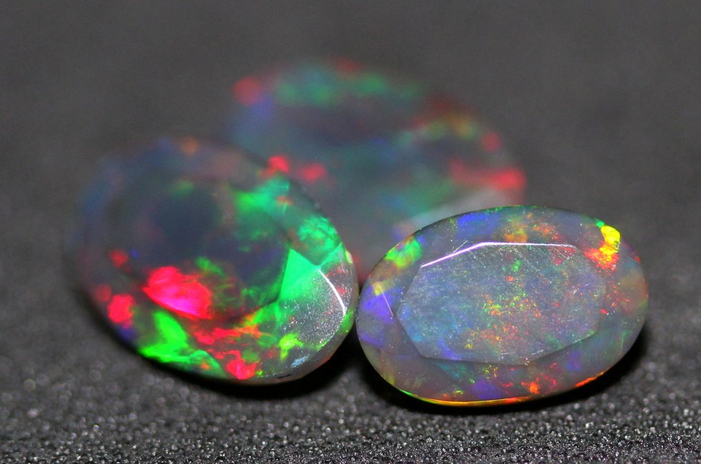 3克拉正品黑欧泊，带多彩彩虹闪光 - 2.59 克拉 - 无底价 磨光- 0.52 g #2.1