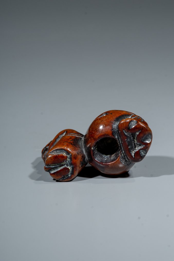 Ein Buchs-Netsuke von Hotei mit einem Stab - Buchsbaum - Japan - Edo-Zeit (19. Jahrhundert) #4.3