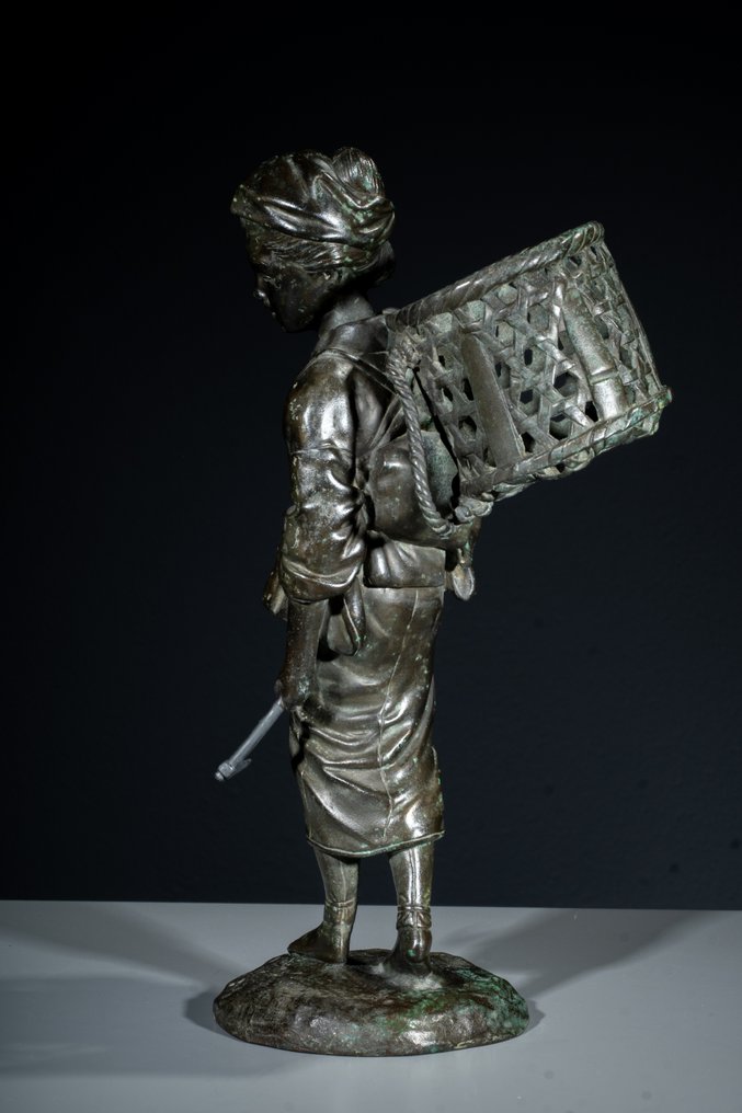 黄铜色 - Signed - 一尊铜制奥琦莫诺的日本年轻人 - 明治时期（19世纪后期） #2.1