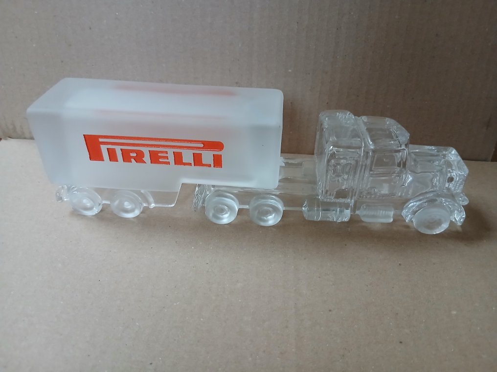 Modeltruck - Pirelli - glazen vrachtwagen 22 cm. #2.1