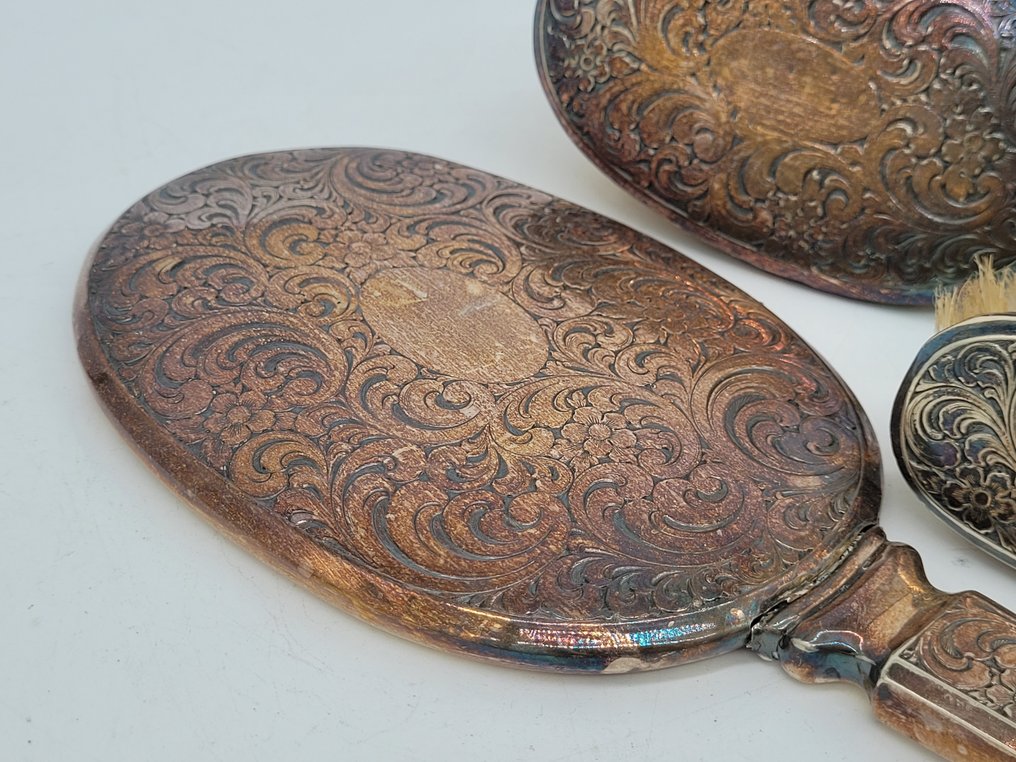 Antikes Waschtischset – Handspiegel, zwei Bürsten und Kamm – Metall, silberfarben - Handspegel (4) - Mässing #4.3