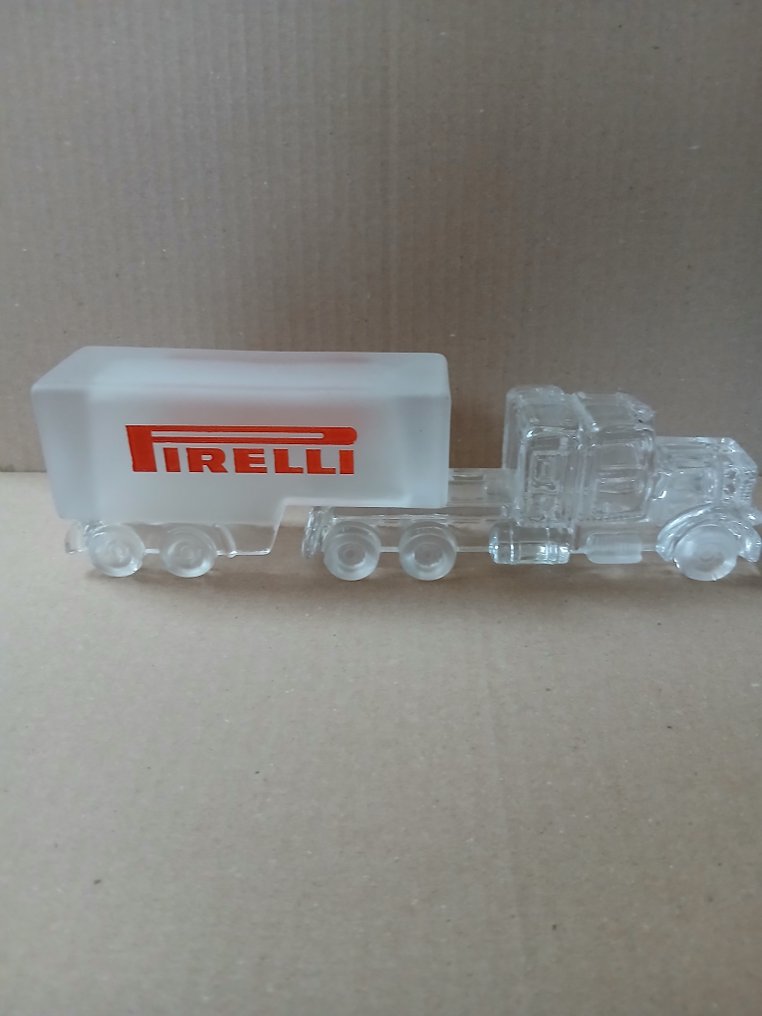 Modeltruck - Pirelli - glazen vrachtwagen 22 cm. #1.0