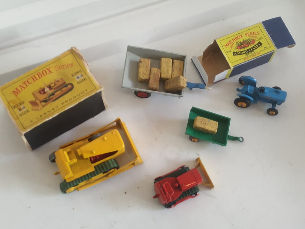 A Moko Lesney Product "Matchbox" Major Pack & King Size Serie 1:64 - Model car (15) - Moko Major Pack Original First Issue "MASSEY-FERGUSON 180 Special" Combine Harvester no.M5 - 1958 & First Original King Size Series 'D9 CATERPILLAR' Bulldozer No. K3 & 'WHITLOCK' Farm Trailer #1.0