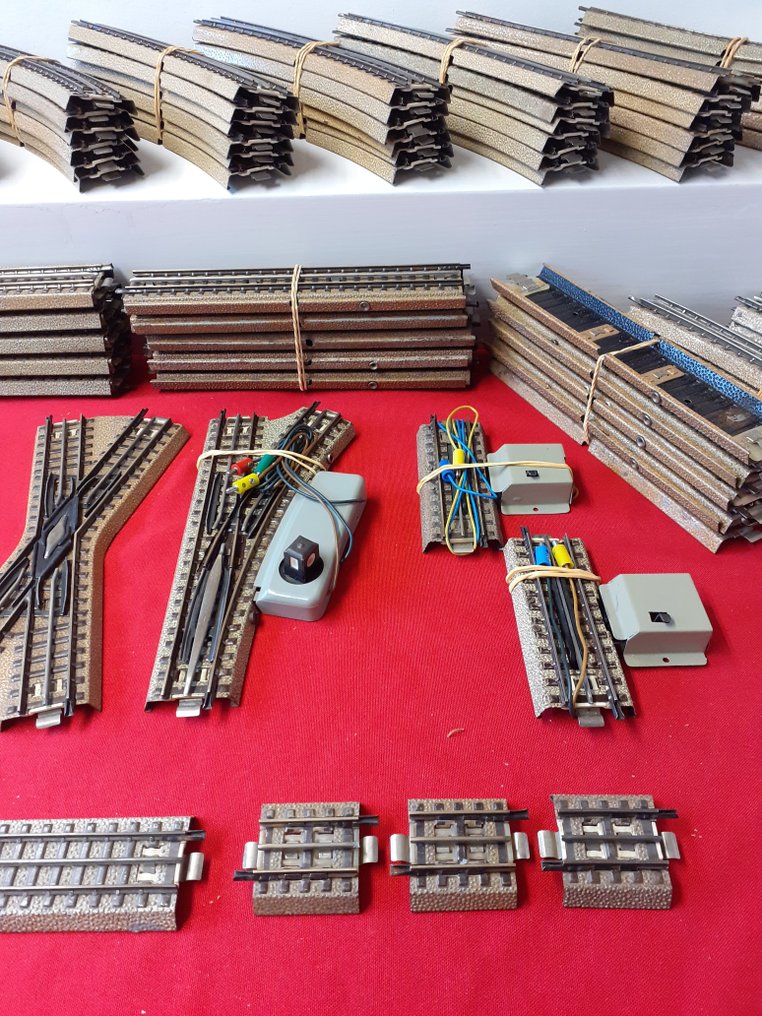 Märklin H0 - 3600 serie - Model train tracks (100) - M-rail with straight rails, curved rail, connecting pieces. Electric switches and uncoupling rails. #2.1