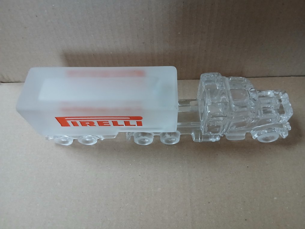 Modeltruck - Pirelli - glazen vrachtwagen 22 cm. #3.2