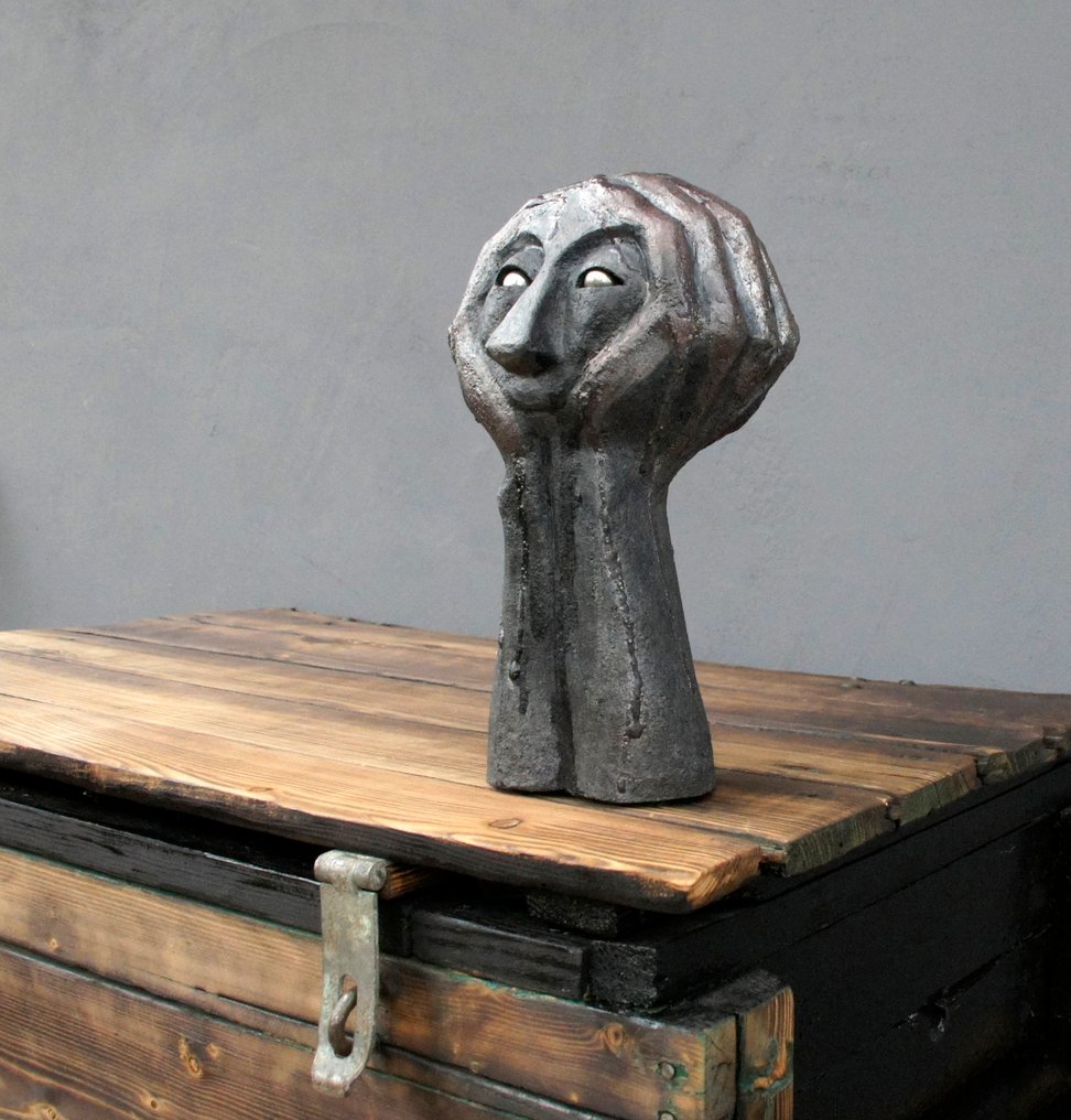 Adela Marchewka - Γλυπτό, Czarna maska w dłoniach - 24 cm - Πήλινο #1.0