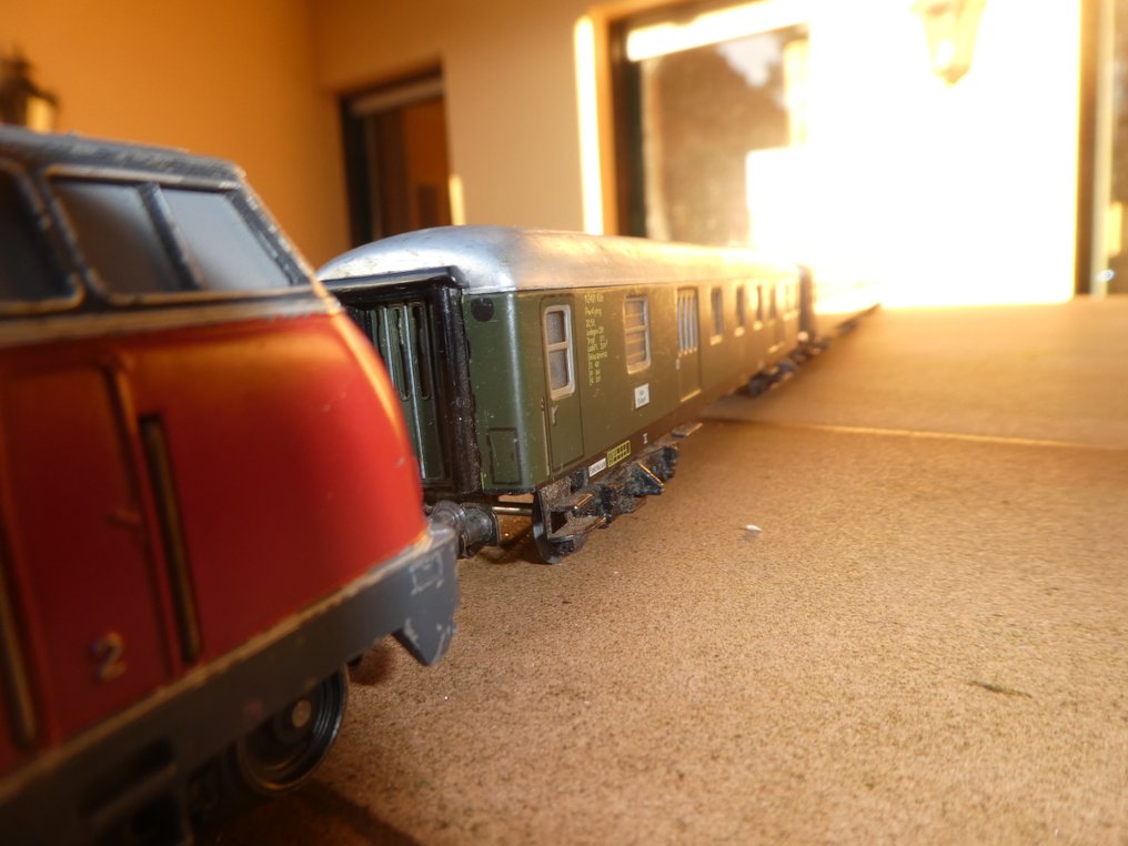 Märklin H0 - 3021/4023/4024/4026/4051 - Set tren (5) - D-Zug, locomotivă cu motor diesel V200 cu 4 vagoane D-Zug. - DB #3.2