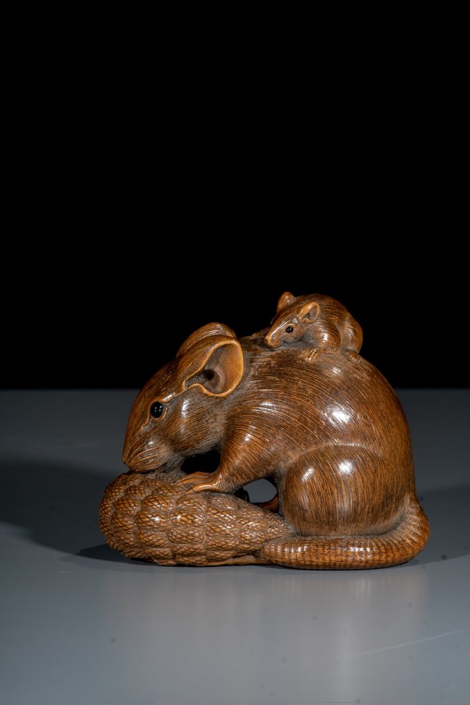 Boxwood - Signed Ikko 一光 - A boxwood netsuke / okimono depicting a mouse with its young. - Meiji period (late 19th century) #3.2