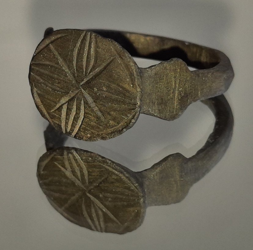 Μεσαιωνική Χάλκινο δαχτυλίδι με ανθισμένο ηλιακό Σταυρό σε λάμψη. Άριστη κατάσταση.  (χωρίς τιμή ασφαλείας) #1.0