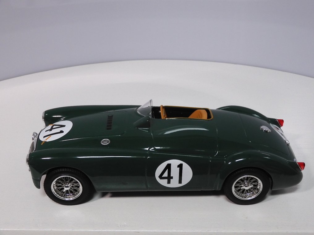 Triple 9 Collection 1:18 - Modellauto  (2) - MGA #1.0