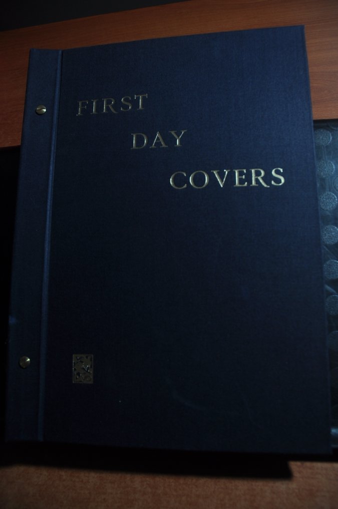 Pays-Bas  - Une grande boîte remplie d'une collection de FDC, d'enveloppes commémoratives et de premiers vols #1.0