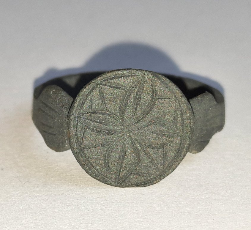 Μεσαιωνική Χάλκινο δαχτυλίδι με ανθισμένο ηλιακό Σταυρό σε λάμψη. Άριστη κατάσταση. (χωρίς τιμή ασφαλείας) #4.3