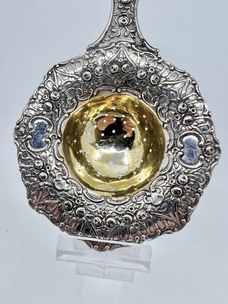Teesieb - Reich verziert mit hochreliefartigen Blumenmotiven – Sammlerstück – Groß - .800 Silber - Teesieb aus Feinsilber #3.2