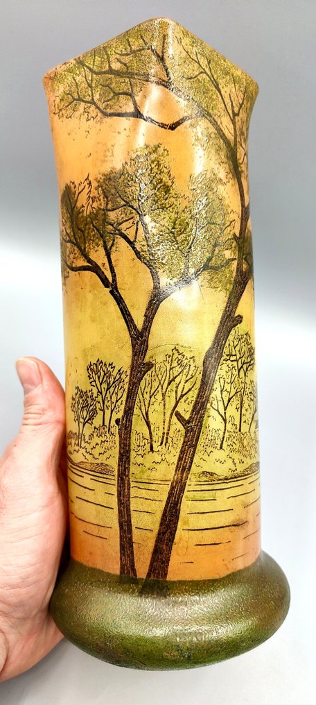 LEGRAS (1839-1916) - Vase -  Gammelt vase i Art Nouveau-stil, emaljert med gravert dekor av et sjarmerende innsjølandskap – ca.  - Verre soufflé #2.1
