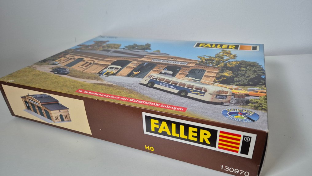 Faller H0 - 130970 - Model train (1) - Bus garage / bus depot with an accompanying bus. #1.0