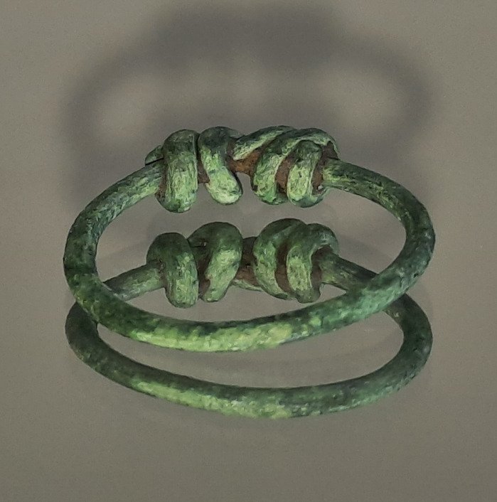 Εποχή των Βίκινγκς Χάλκινο δαχτυλίδι με κρεμαστό από την Εποχή των Βίκινγκ. Άριστη κατάσταση.  (χωρίς τιμή ασφαλείας) #4.3