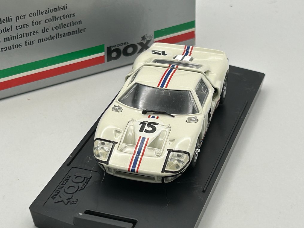 Model Box 1:43 - Modell versenyautó - Ford GT 40 Le Mans 1966 #15 #1.0