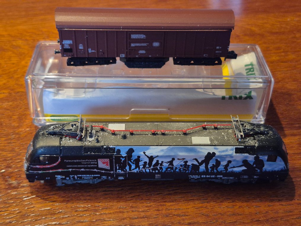 Minitrix N - Modelltog (2) - ES 64 U2 (Taurus) med rengjøringsvogn #1.0