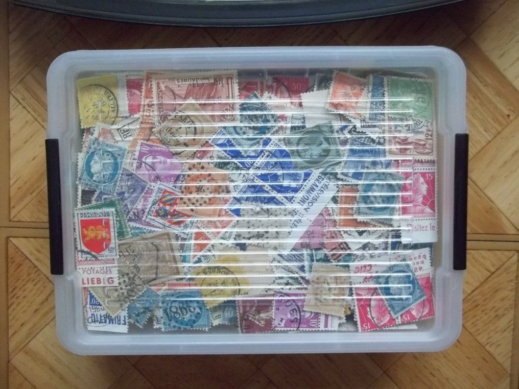 France  - 1862 to 1959 in 2 boxes with about 9000 stamps. #3.2