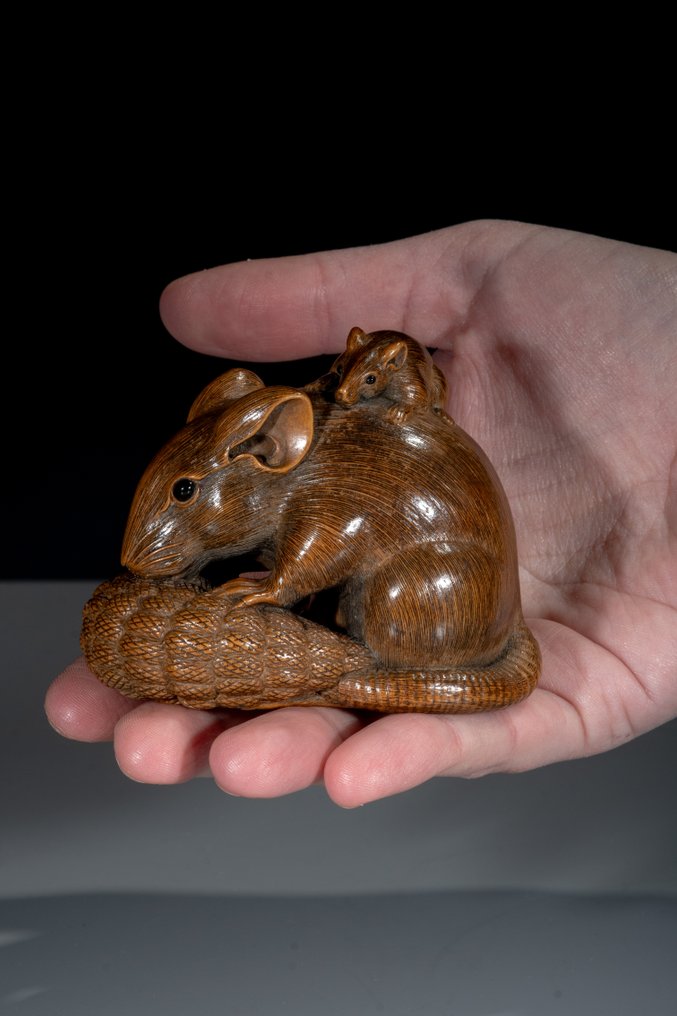 Boxwood - Signed Ikko 一光 - A boxwood netsuke / okimono depicting a mouse with its young. - Meiji period (late 19th century) #1.0