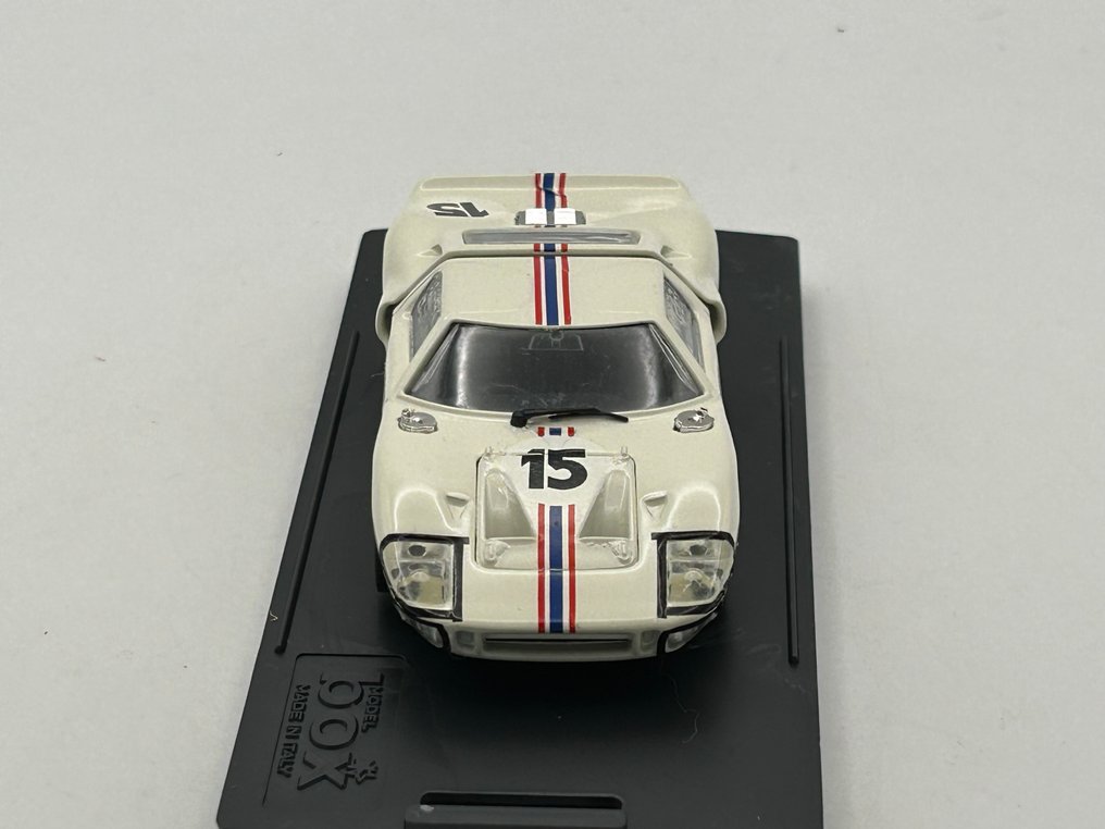 Model Box 1:43 - Modell versenyautó - Ford GT 40 Le Mans 1966 #15 #1.0