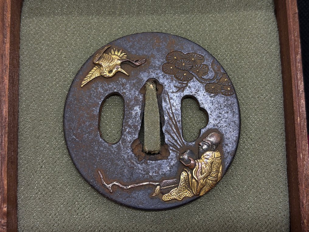 精致的古董铁制Tsuba,饰有隐士/僧侣、鹤和松针图案 - 鐵(鑄/鍛) - Kaneshige兼重 - 日本 - 江戶時代(1600-1868) #2.1