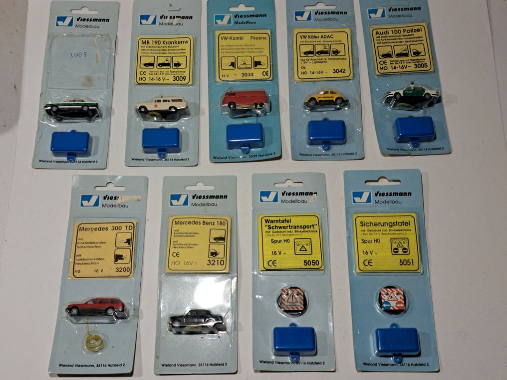 Viessmann H0 - 3005/9/34/42/3200/10/5050/51 - Iluminare machetă tren (9) - Colecție de 9 piese de mașini și semne de avertizare rutieră cu lumină de avertizare și/sau #1.0