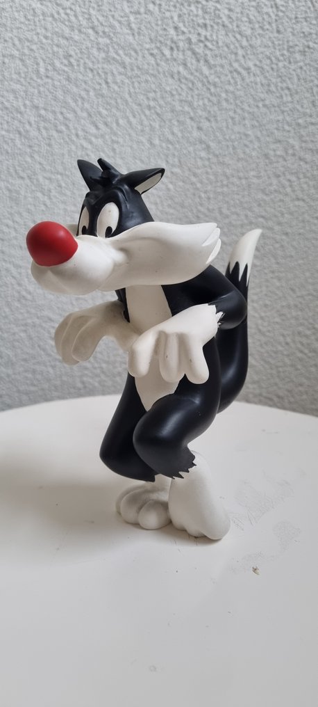 Warner bros - looney tunes - Sylvester sneaking up on tweety #1.0
