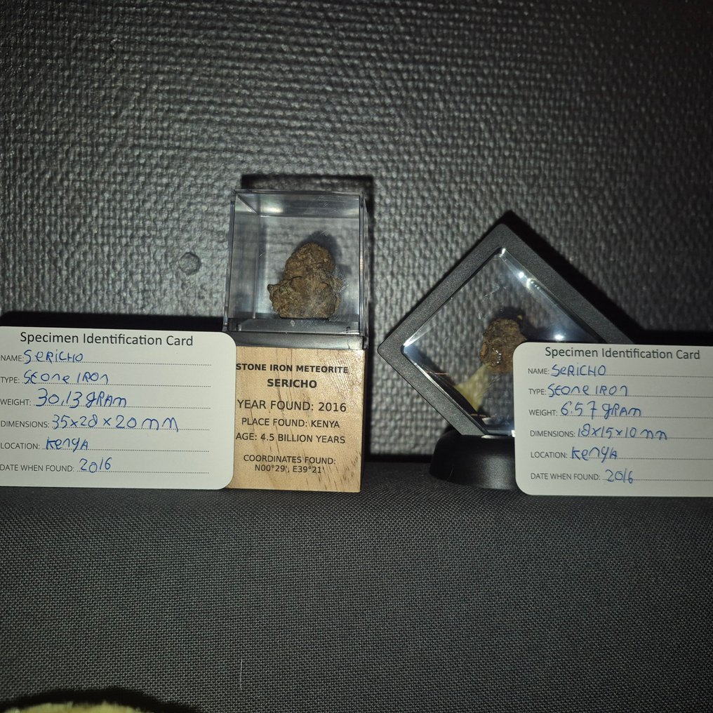 Συλλογή μετεωριτών σε έκθεση. 2 γνήσιοι μετεωρίτες. - Ύψος: 10 cm - Πλάτος: 10 cm - 36.7 g - (2) #2.1