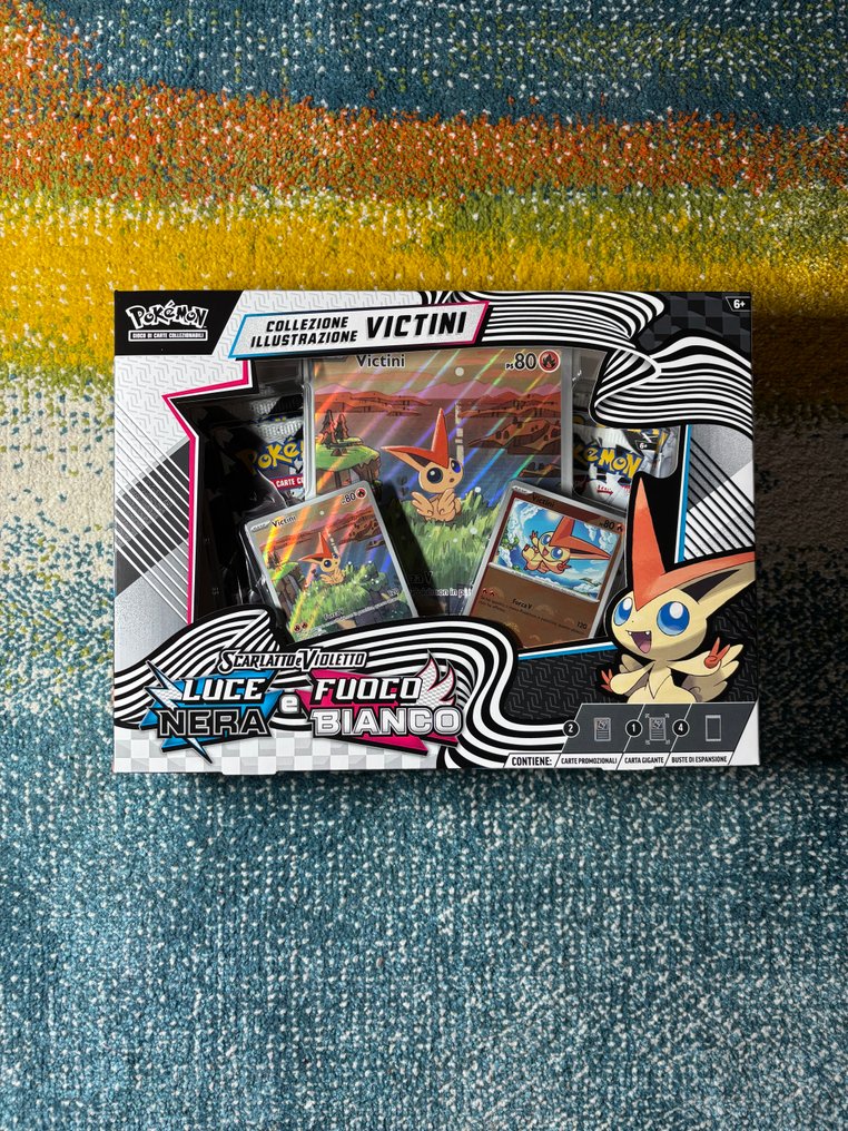 Pokémon - 2 Box - Collezione Illustrazione Victini - Scarlet & Violet - Luce Nera Fuoco Bianco #1.0
