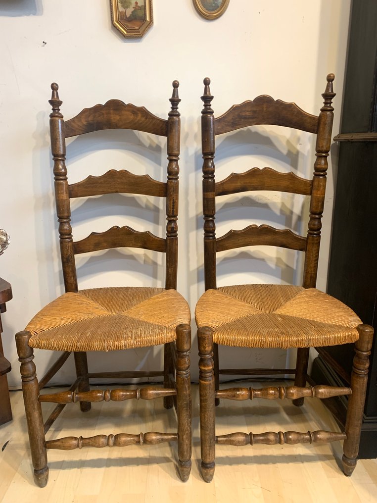 Tuoli - Pyökki - Pari tuolia, joissa on tolppainen selkänoja ja oljesta valmistettu istuin. #1.0
